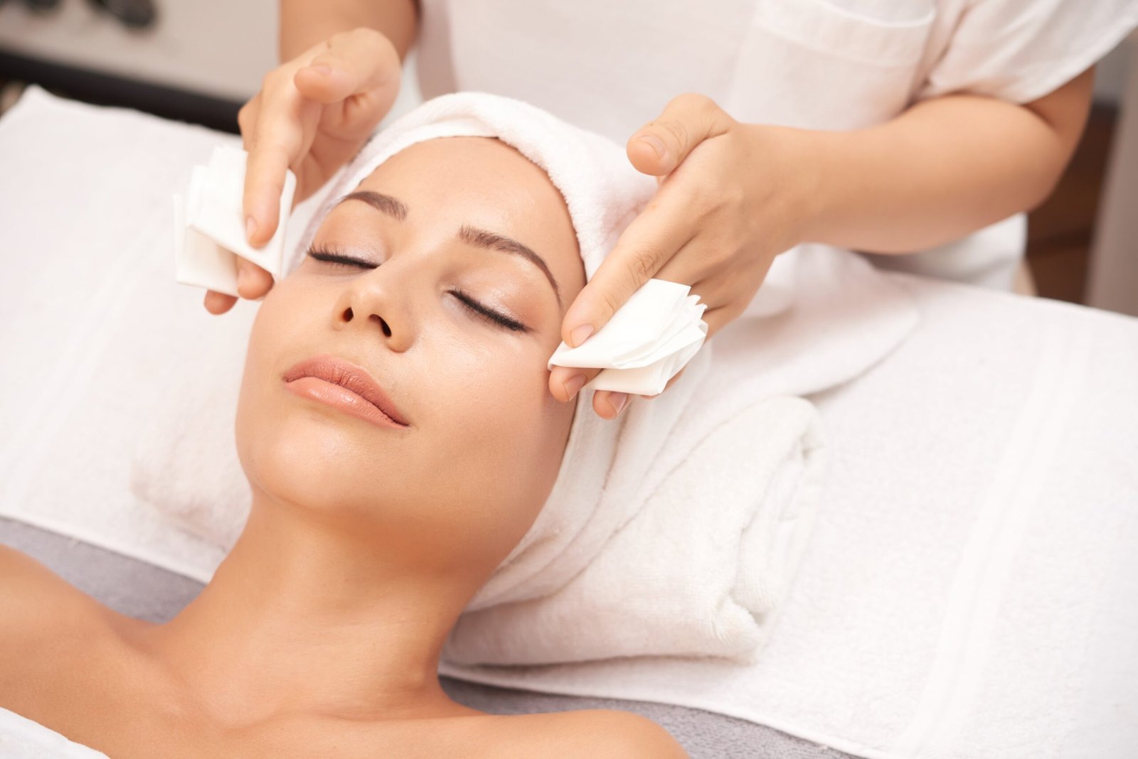 attractive-woman-getting-face-beauty-procedures-spa-salon (1)-min